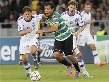 Juan Arango (M) stürmt mit dem Ball von Kiews Wukojewitsch verfolgt. Foto: Sergey Dolzhenko