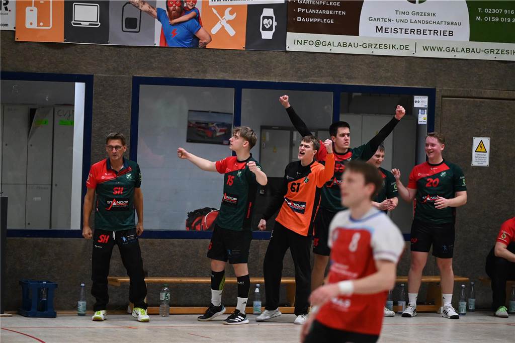 Erfolgsserie fortgesetzt! Unna Massen pflügt durch die Verbandsliga Jubel auf der Heerener Bank. Der HC setzte sich gegen den Spitzenreiter durch.