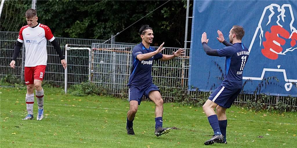 Regenschlacht im Billmericher Waldstadion − FC Overberge spricht von „Wettbewerbsverzerrung“ Jubel bei BR Billmerich nach dem 2:0 durch Sohail Amiri (M.), der hier von Jonas Eckhoff (r.) beglückwünscht wird. Niedergeschlagenheit hingegen beim FC Overberge − hier mit Tom Schröder.