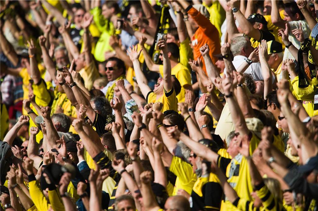 Zum 50. Geburtstag des BVB-Stadions: Wie drei Wörter von Nobert Dickel zur Legende wurden BVB-Fans reißen die Arme nach oben.
