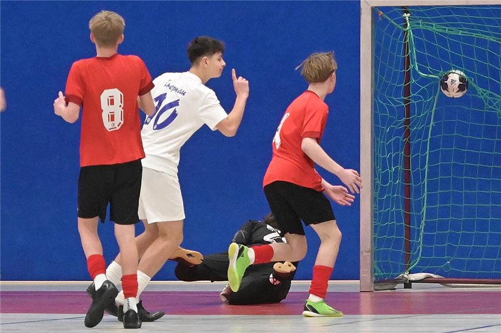 U15 des VfB Waltrop eine Nummer zu groß Jubel bei den U15-Jungs des VfB Waltrop: Fünfmal landete der Ball im Finale gegen die Spvgg. Erkenschwick im Netz. Hier trifft Lionel Trepnau (Nr. 10) für den Regionalligisten.