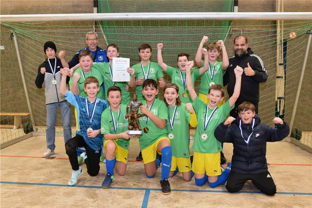 Spannung bis zum Schluss: BSV Heeren ist neuer D-Jugend Stadtmeister Jubel beim BSV Heeren: Der Titel des Kamener D-Junioren-Stadtmeisters bleibt in der Heerener Halle.
