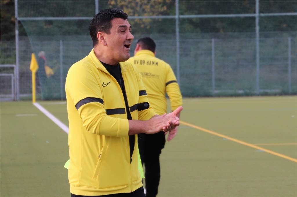 3:3! Kevin Frischemeyer rettet den SV Frömern in letzter Minute Jubel beim BV 09 Hamm um seinen Trainer Orhan Secer über die zwischenzeitliche Führung.