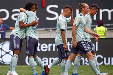 Jubel beim FC Bayern nach einem Tor von Joshua Zirkzee (l) gegen Paris Saint-Germain. Foto: Erwin Scheriau