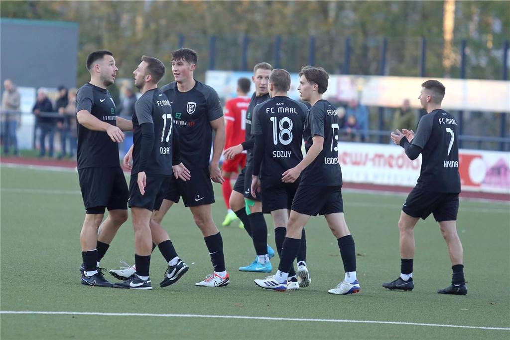 FC Marl und Hombrucher SV machen es spannend Jubel beim FC Marl: Niklas Baf (2.v.l.) hat das 2:0 für den Tabellendritten erzielt.