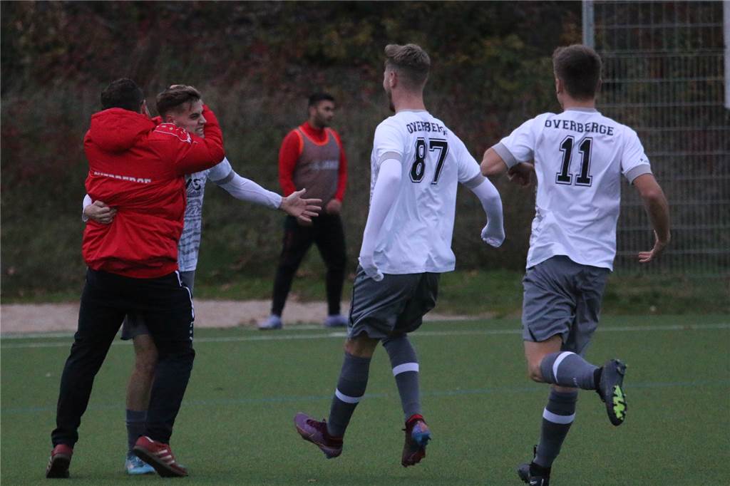 Zwei Elfer, Rettungswagen und Rot! Hitziges Bergkamener Derby endet 2:2 Jubel beim FC Overberge: Damian Glombik herzt hier den Torschützen Felix Evers. Am Ende mussten sich die Overberger (hier mit Sedat Eren und Tom Schröder r.) mit einem 2:2 zufrieden geben.