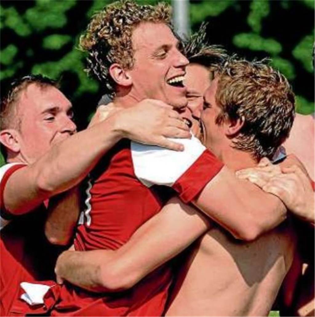 Vor 10 Jahren: Klassenerhalt und Abstieg Jubel beim FC TuRa Bergkamen: Durch den Sieg in Werne wurde der Klassenerhalt am letzten Spieltag perfekt gemacht.