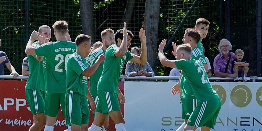 Reaktionen zum Urlaubsguru Cup: „Holzwickede hat uns die Grenzen aufgezeigt“ Jubel beim Holzwickeder SC nach der frühen Führung durch Andres Gerardo Gomez Dimas (M.), der hier Maurice Majewski abklatscht.
