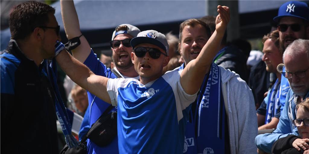 Platzsturm und Siegesfeier: Bilder und Videos vom Königsborner Aufstieg in die Landesliga Jubel beim Königsborner SV: Fans und Mannschaft feierten gemeinsam den Aufstieg in die Landesliga.