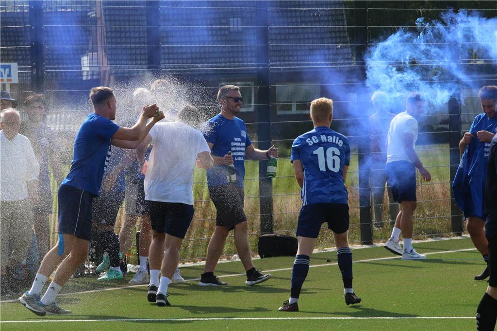 Nur ein A-Liga-Meister steigt fix auf: Vereine lehnen Alternative ab Jubel beim SC Halle mit Rauchfackeln und Bierduschen.