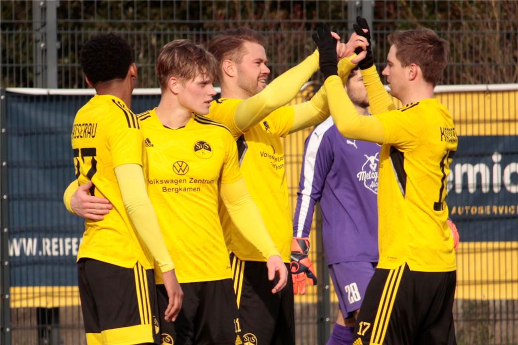 Knock-out in der Nachspielzeit für den SuS Kaiserau Jubel beim SuS Kaiserau: Henri Böcker (3.v.l.) traf zum 1:0.