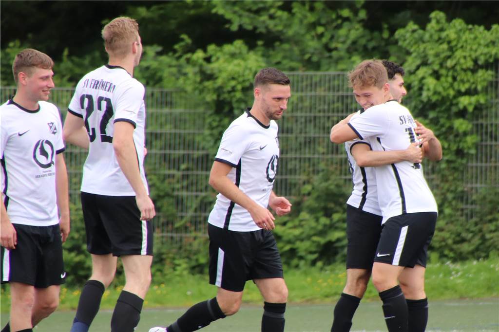 Jubel beim SV Frömern, das sich gleich mit 4:1 gegen den PSV Bork durchsetzte. 
