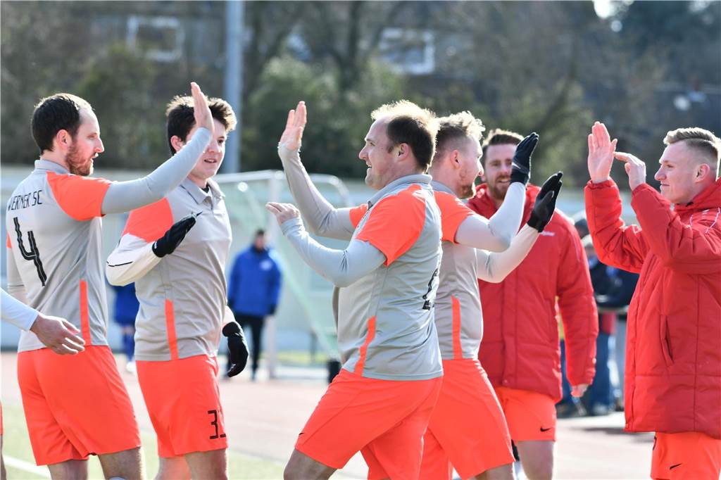 WSC II gewinnt spannendes Lokalderby gegen SV Südkirchen Spieler des Werner SC II jubeln und klatschen sich ab.