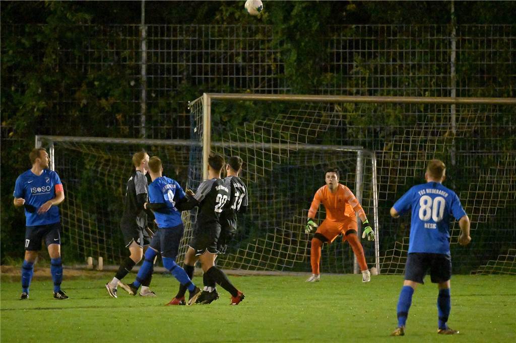 Jubel im Derby: Abgefälscht landet dieser Ball von Noah Schmidt (3. v. l.) im Oberadener Tor. 