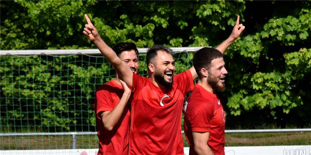 Im Video: Alle Tore des TSC Kamen vom 5:1-Kantersieg bei Westfalia Wethmar Jubel in Rot: Der TSC Kamen hat ein spektakulären und unerwarteten Sieg eingefahren. Hier lässt sich Gökhan Karatas für sein Tor zum 5:1 von Ahmet (r.) und Tarik Acar feiern.