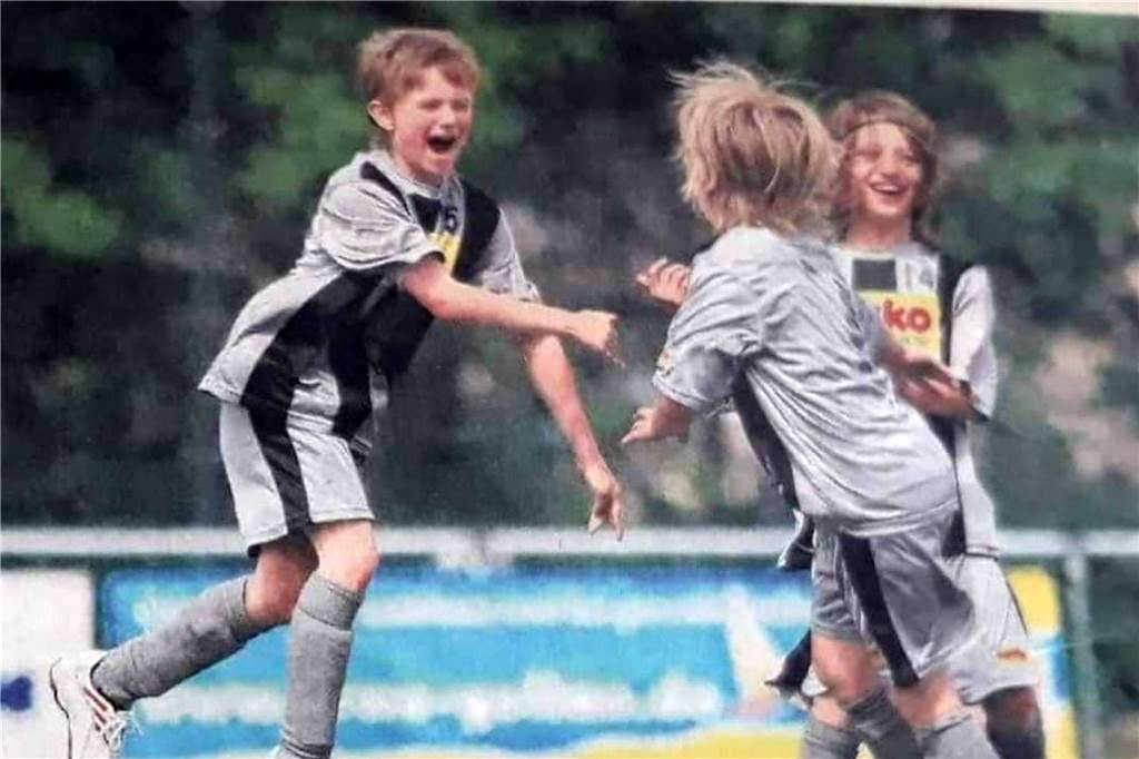 Debüt im Nationaldress, aber Wurzeln in Kamen: Er machte früher an der Südschule die Älteren nass Jubel mit dem Kamener SC: Mateo Klimowicz und Tom Milder (links) spielten zusammen in einer Mannschaft.