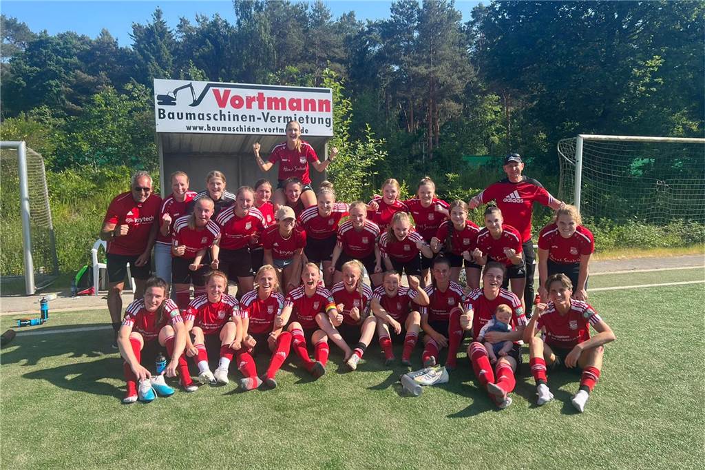 „Kann nur Stolz auf die Truppe sein“: Flaesheimer Frauen verhindern vorerst Abstieg Jubel nach dem Abpfiff: Flaesheims Frauen feiern den 3:0-Sieg am letzten Spieltag.