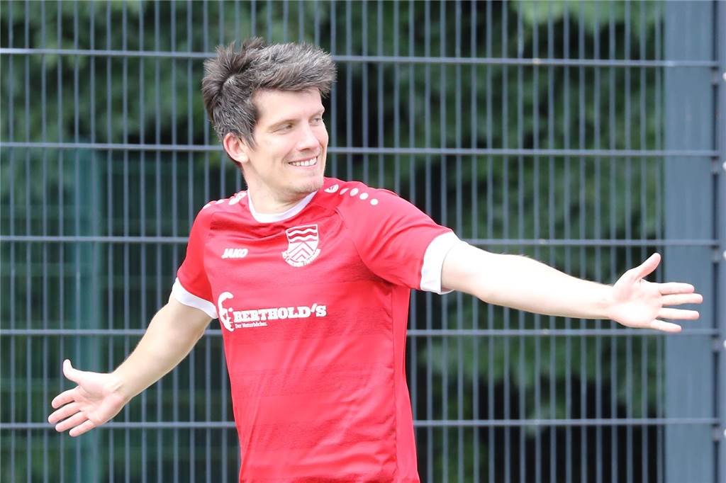 Thomas Fritzsche von Concordia Flaesheim jubelt nach einem Tor gegen den SV Hochlar 28.