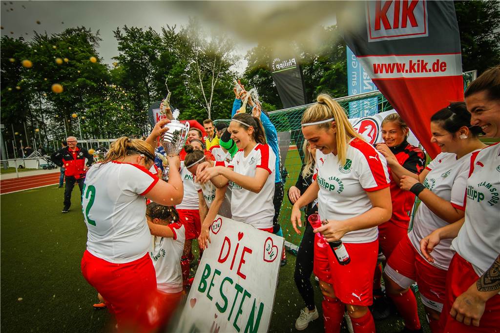 Unfassbar: Eichlinghofen schafft mit Keeper der 2. Mannschaft die Pokal-Sensation gegen Lünen Jubel nach dem Sieg über den Wambeler SV: Die DJK Eintracht Dorstfeld.