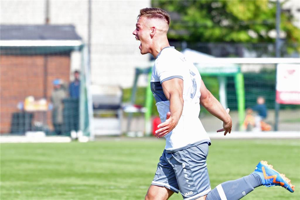 Besonderer Torjubel von Marvin Stöver: Spieler des Werner SC grüßt einen Basketballer Jubel über das 2:0 des Werner SC: Marvin Stöver ist glücklich über die Führung.