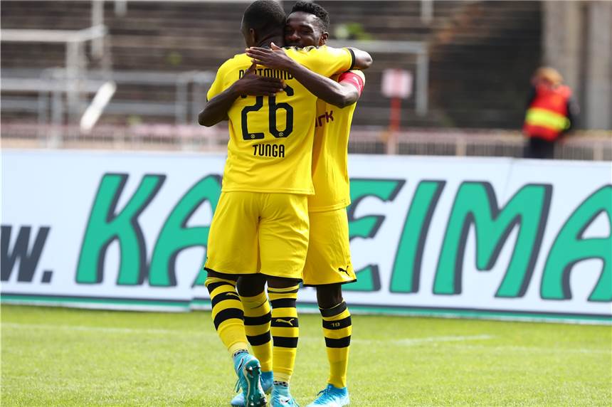 Das Angriffstrio trifft erneut: Dortmunds U23 siegt 3:0 gegen Homberg Jubel über das frühe 1:0: Steve Tunga und Joseph Boyamba.