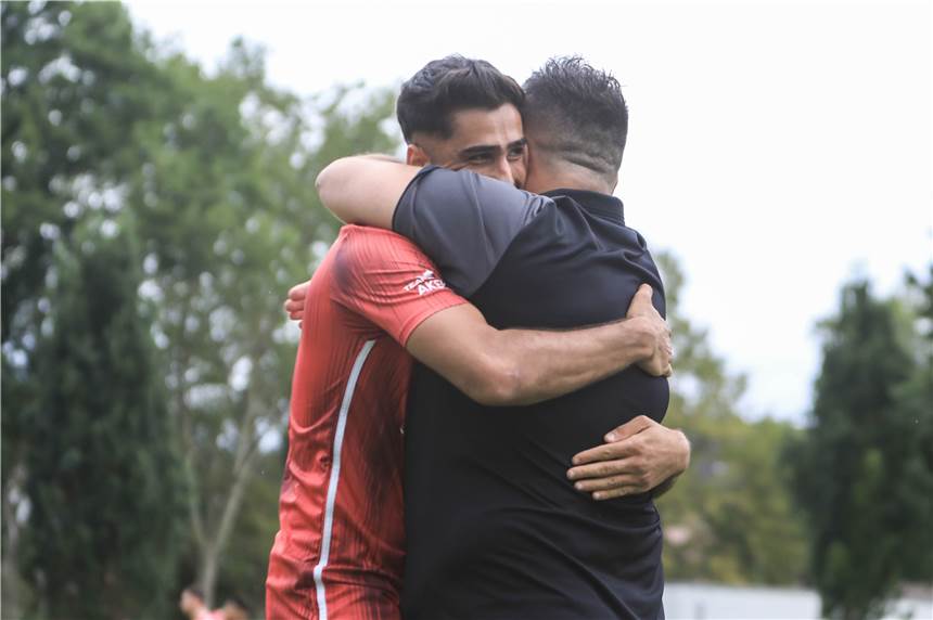 Zwei Aufsteiger grüßen schon wieder von oben - und könnten sich dran gewöhnen Jubel über den Auftaktsieg: Kimaz Hamza (l.) und Trainer Bülent Kara.