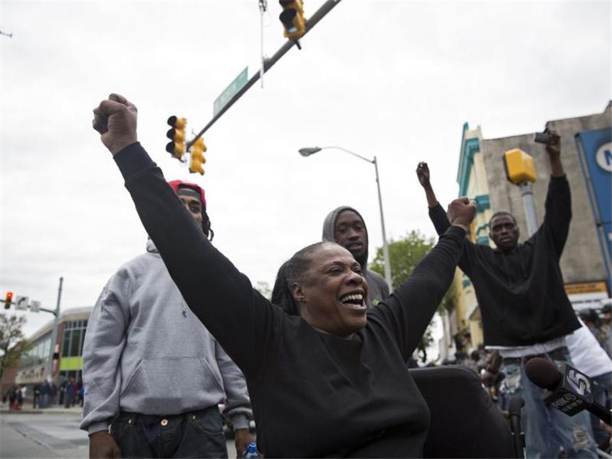 Nach Tod von Freddie Gray: Mordanklage gegen Polizisten Jubel über die Mordanklage gegen einen Polizisten nach dem gewaltsamen Tod des Schwarzen Freddie Gray. Foto: John Taggart