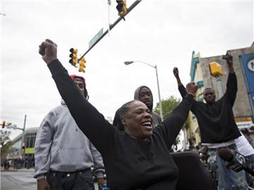 Jubel über die Mordanklage gegen einen Polizisten nach dem gewaltsamen Tod des Schwarzen Freddie Gray. Foto: John Taggart