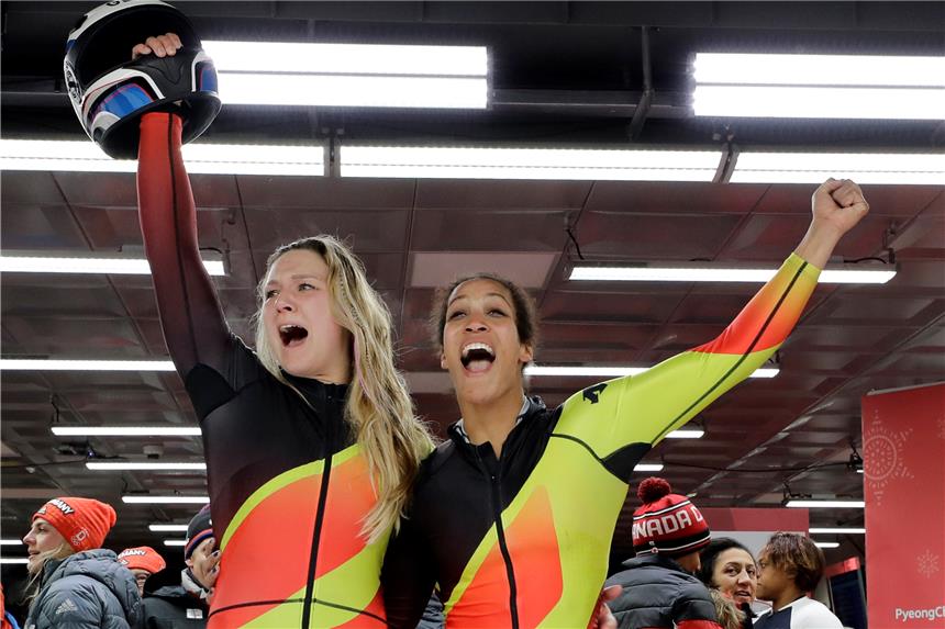 Jamanka/Buckwitz Olympiasiegerinnen im Eiskanal Jubel über Gold: Mariama Jamanka (r.) und Anschieberin Lisa Buckwitz.