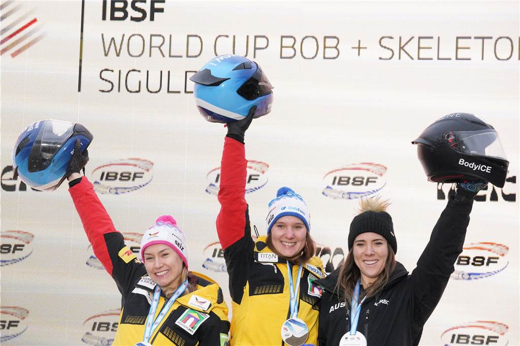 Fahrerisch in anderer Liga: Laura Nolte dominiert in Sigulda Jubel über Platz zwei im Monobob: Laura Nolte (l.)