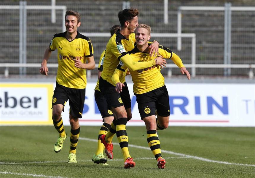 Philipp Hanke erlebt neue Welt beim BVB II Jubel um den Torschützen Philipp Hanke (r.). Mit ihm freuen sich Michael Eberwein (l.) und Atakan Karazor