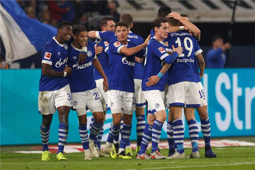 Schalke feiert gegen Hannover ein königsblaues Tor-Festival Jubel - und Erleichterung: Schalker Spieler feiern ihren Sieg gegen Hannover 96.