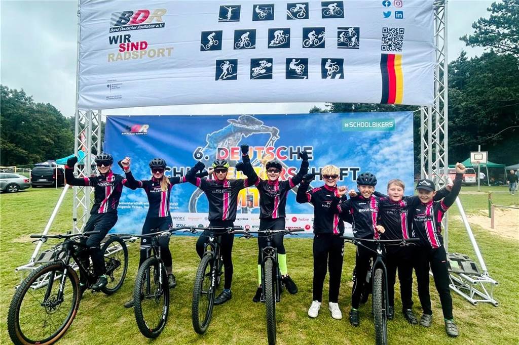Halterner überzeugen trotz Diebstahl-Schreck: Vizetitel bei der MTB-Schulmeisterschaft Jubel vor Ort: Am Ende landeten die Halterner auf Platz zwei.