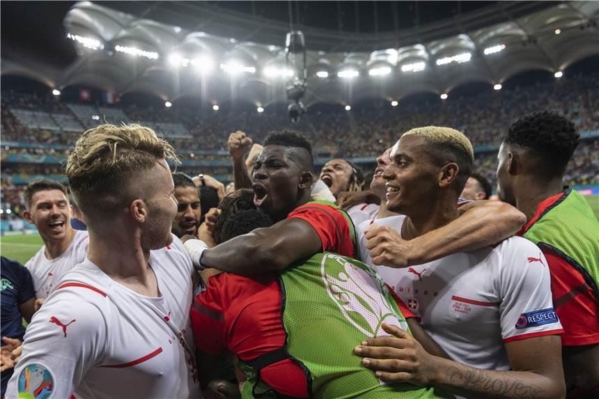 BVB-Spieler Akanji gelingt mit der Schweiz historischer EM-Coup Jubelende Schweizer in der Arena Nationala in Bukarest (v.l.): Silvan Widmer, Breel Embolo und Manuel Akanji jubeln.