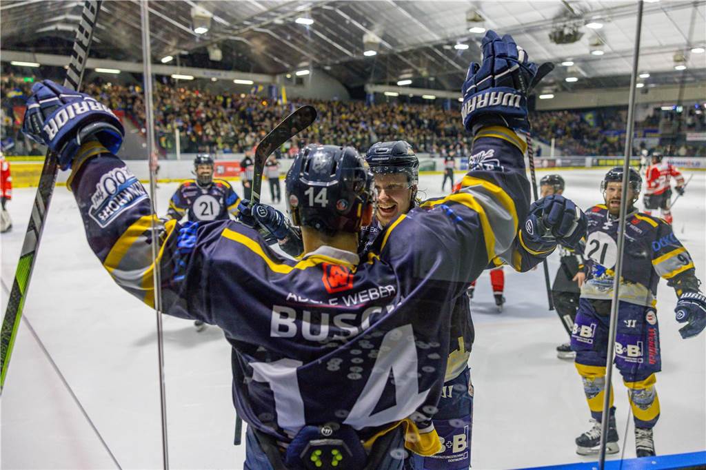 Die Spieler der Eisadler Dortmund jubeln.