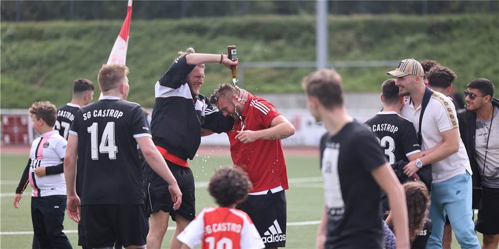 Jubeln konnte die SG Castrop mit Trainer Tino Westphal (r), weil Omar Demir das sehenswerte 3:1 gegen Nordkirchen gelang.