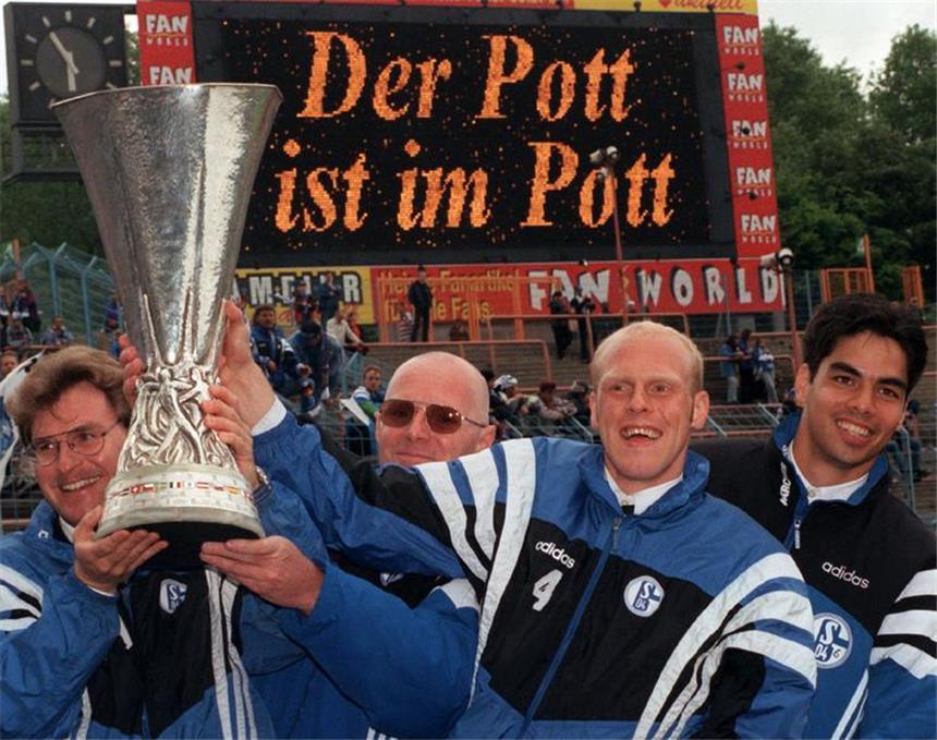 Darum kommt Eigenrauch nicht zum Jubiläumsspiel Jubelnd präsentieren Yves Eigenrauch (2.v.r.) und David Wagner, heute Trainer bei Huddersfield Town, im Gelsenkirchener Parkstadion den Uefa-Pokal.