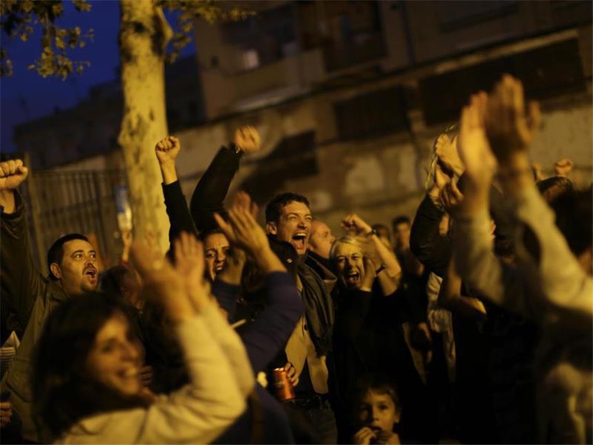 Katalonien bereitet sich auf die Abspaltung von Spanien vor Jubelnde Befürworter der Unabhängigkeit Kataloniens nach der Schließung der Wahllokale in Barcelona. Foto: Emilio Morenatt