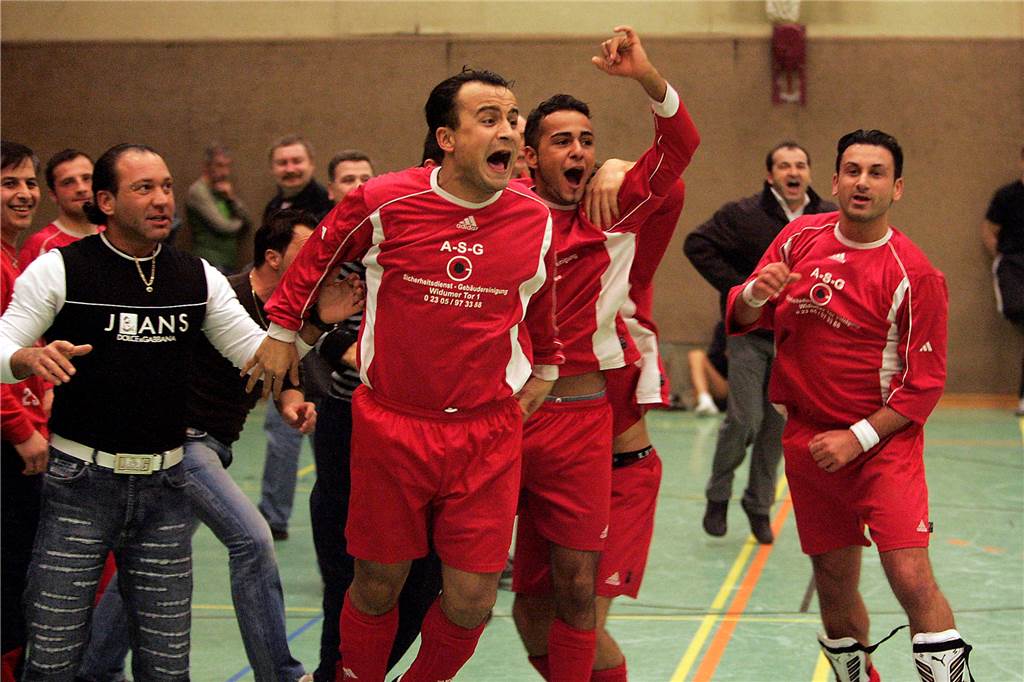 Castrop-Rauxels irrer Hallenkrimi: Als sich ein Spielertrainer nicht auswechselte und triumphierte Jubelstürme löste bei den Fußballern des SV Yeni Genclik bei Abpfiff des Endspiels im Januar 2006 der Premieren-Gewinn des Titels aus.
