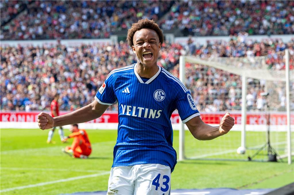 Der Transfer, der Schalke spaltet: Rouven Schröder im Fokus der Fans Jubelt ab sofort nicht mehr für Schalke: RB Leipzig sichert sich Schalke-Talent Ouédraogo.