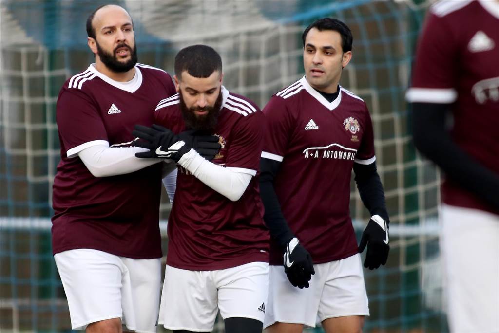 Jubelt bald wiede rim Trikot des Wambeler SV: Karim Bouzerda (r.)