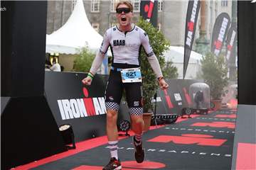 Jubelte ausgelassen, als er die Ziellinie überquerte: Der Halterner Fabio Zadrozny (19) beim Ironman in Hamburg.