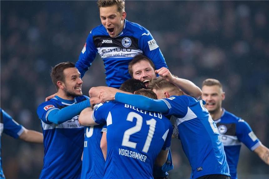 Bielefeld mit Kantersieg - Lautern verliert in Heidenheim Jubeltraube der Spieler: Arminia Bielefeld hat den FC St. Pauli mit 5:0 besiegt. Foto: Guido Kirchner