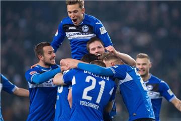 Jubeltraube der Spieler: Arminia Bielefeld hat den FC St. Pauli mit 5:0 besiegt. Foto: Guido Kirchner