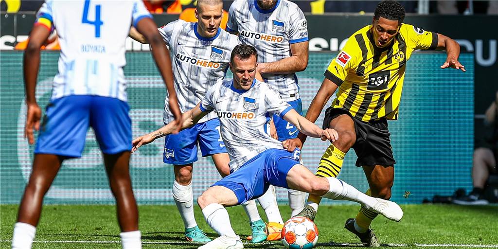 BVB-Einzelkritik: Bellingham mit perfektem Timing - Bynoe-Gittens gehört die Zukunft BVB-Spieler Jude Bellingham im Zweikampf mit Vladimir Darida.