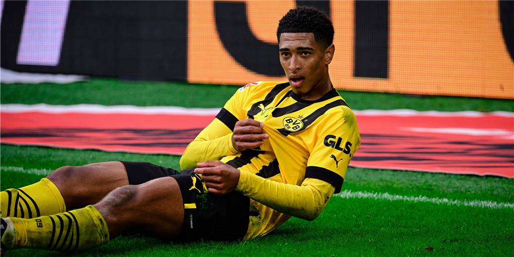 BVB-Profi Bellingham: Spagat zwischen Belastungssteuerung und Unverzichtbarkeit Jude Bellingham sitzt auf dem Rasen.