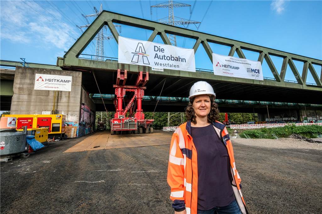 950 Tonnen Stahl in Bewegung: „Meilenstein“ im A43-Ausbau erreicht Judith Beier-Tertel steht in mit Bauhelm und Warnweste vor der Bahnbrücke an der A43 im Süden von Recklinghausen