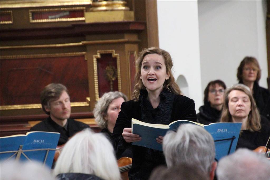 Johannespassion mit Motettenkreis: Eindrucksvolle Arien füllten Klosterkirche Judith Hoffmann (Sopran) übernahm eine der wenigen Frauenstimmen in der Johannespassion.