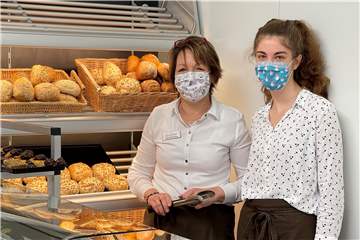 Judith Röwekamp (l.) und Elena Neuhaus begrüßten die Kundinnen und Kunden in Capelle.