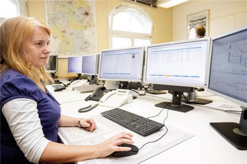 Charité überwachte Herzpatienten aus der Ferne - mit Erfolg Judith Schleder, Pflegeexpertin für Herzinsuffizienz, sitzt im Telemedizincentrum Charite an einem Computerarbeitsplatz. Foto: Christoph Soeder